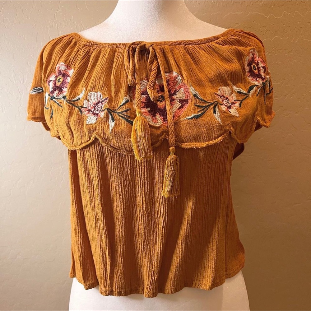 Women's shirt that can go on or off shoulders.